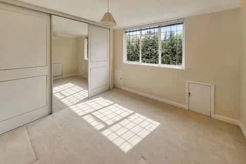 9 Swallowdale, South Croydon, CR2 8SG