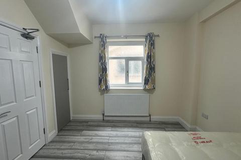 1 bedroom in a house share to rent, Room 2, Hounslow TW4