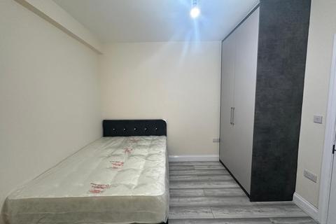 1 bedroom in a house share to rent, Room 2, Hounslow TW4