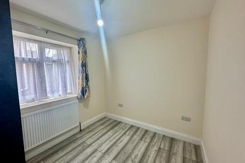 1 bedroom in a house share to rent, Room 3, Hounslow TW4
