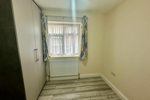 1 bedroom in a house share to rent, Room 3, Hounslow TW4