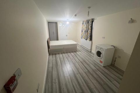 1 bedroom in a house share to rent, Room 4, Hounslow TW4