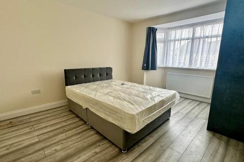 1 bedroom in a house share to rent, Room 5, Hounslow TW4