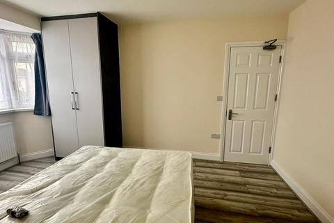 1 bedroom in a house share to rent, Room 5, Hounslow TW4