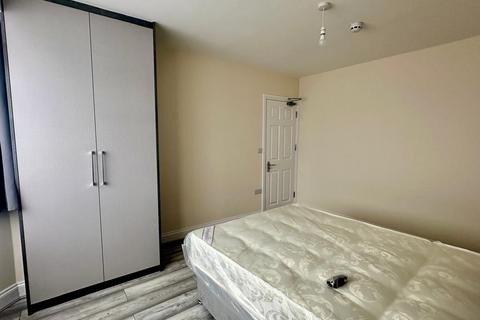 1 bedroom in a house share to rent, Room 5, Hounslow TW4