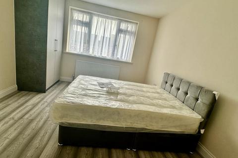 1 bedroom in a house share to rent, Room 6, Hounslow TW4