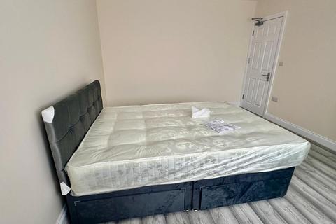 1 bedroom in a house share to rent, Room 6, Hounslow TW4