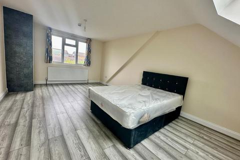 1 bedroom in a house share to rent, Room 8, Hounslow TW4