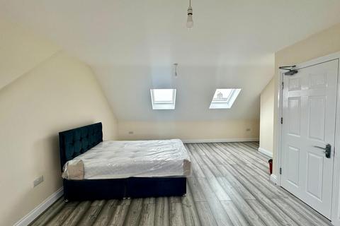 1 bedroom in a house share to rent, Room 7, Hounslow TW4