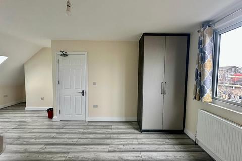 1 bedroom in a house share to rent, Room 8, Hounslow TW4