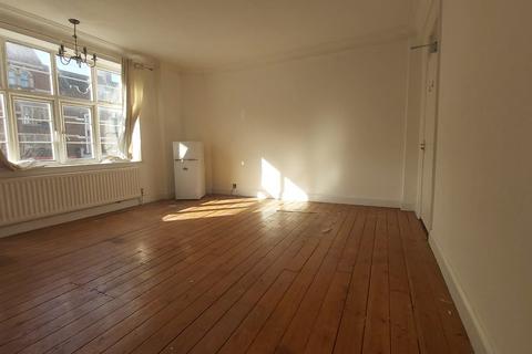 1 bedroom in a house share to rent, Flat , Astoria Mansions, Streatham High Road, London