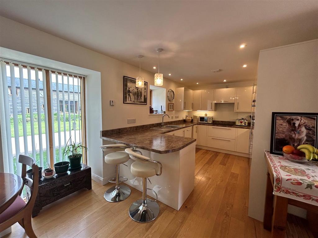 Kitchen 2.jpg