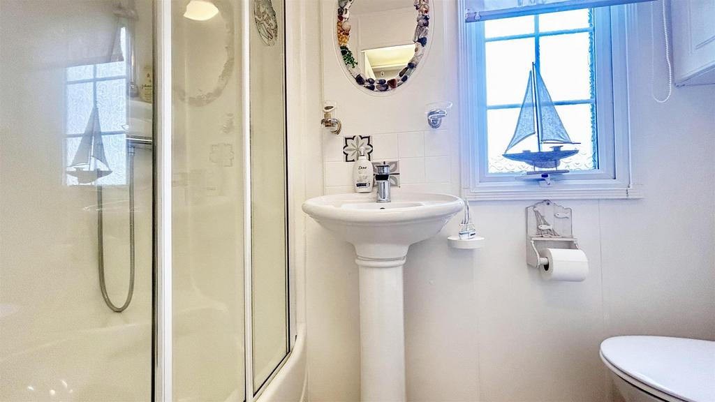 Bathroom 2.jpg