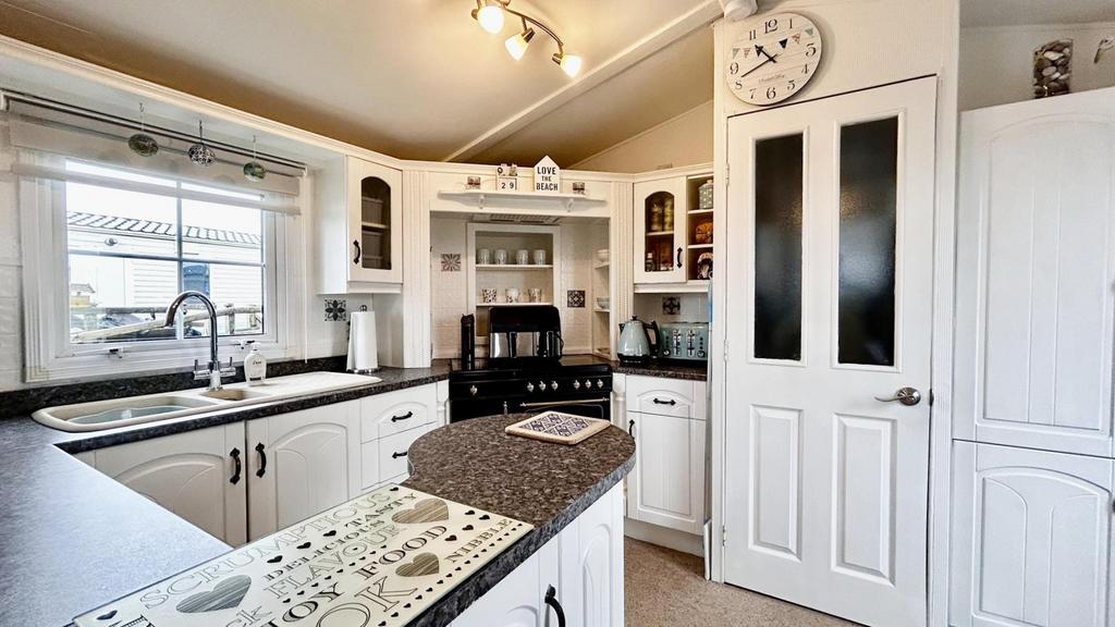 Kitchen 2.jpg