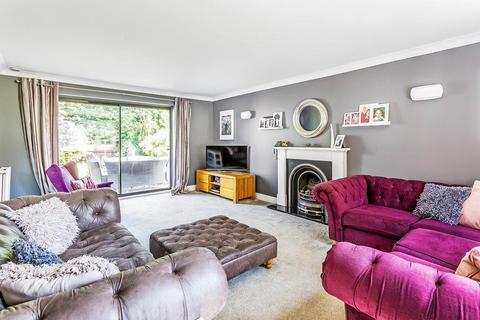 25 Cedar Drive, Fetcham, Leatherhead, KT22 9ET