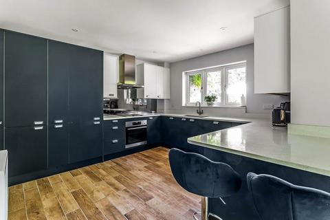 25 Cedar Drive, Fetcham, Leatherhead, KT22 9ET