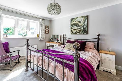 25 Cedar Drive, Fetcham, Leatherhead, KT22 9ET