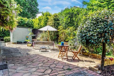 25 Cedar Drive, Fetcham, Leatherhead, KT22 9ET