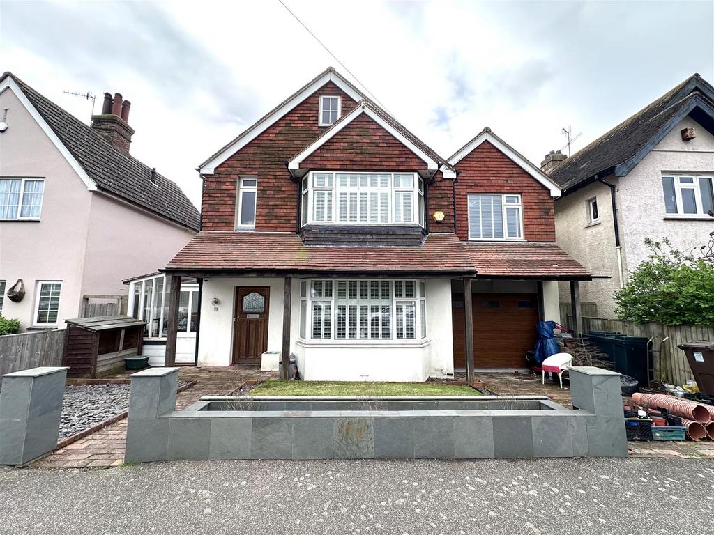 Terminus Avenue, BexhillOnSea 4 bed detached house £1,900 pcm (£438 pw)