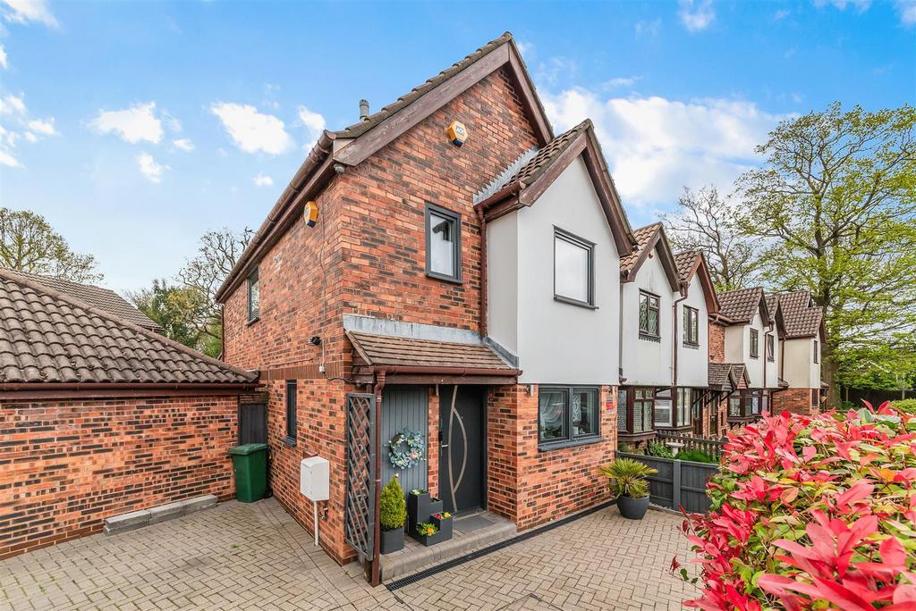 Fleetwood Close, Tadworth 3 bed end of terrace house £595,000