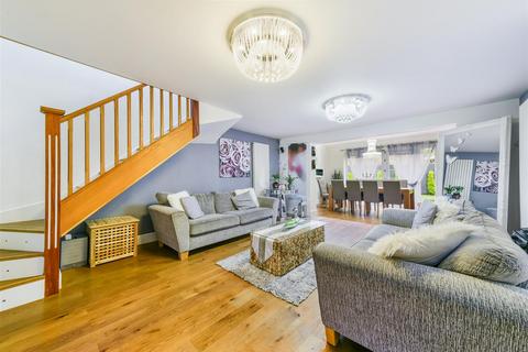 3 bedroom end of terrace house for sale, Fleetwood Close, Tadworth