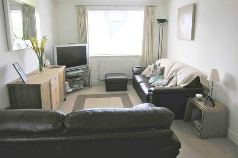 2 bedroom flat to rent, Kingsway, Woking