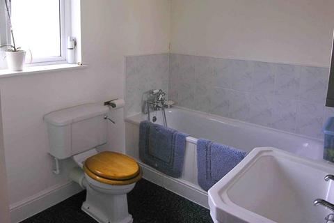 2 bedroom flat to rent, Kingsway, Woking