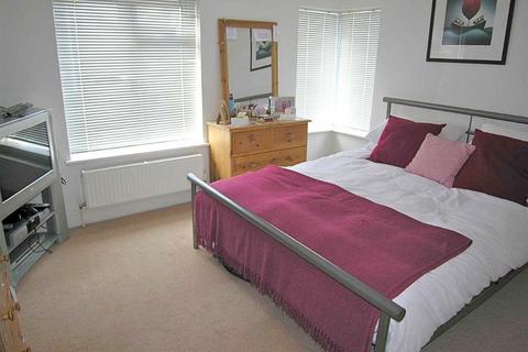 2 bedroom flat to rent, Kingsway, Woking