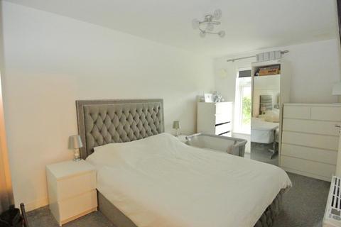 2 bedroom flat for sale, London Road, Ashford TW15