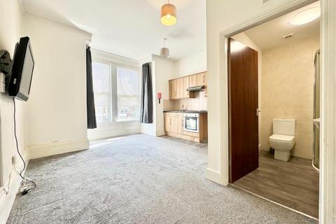 1 bedroom property to rent, 1 Bed First Floor Flat, Wellington Road, Bridlington, YO15 2AX