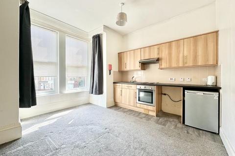 1 bedroom property to rent, 1 Bed First Floor Flat, Wellington Road, Bridlington, YO15 2AX