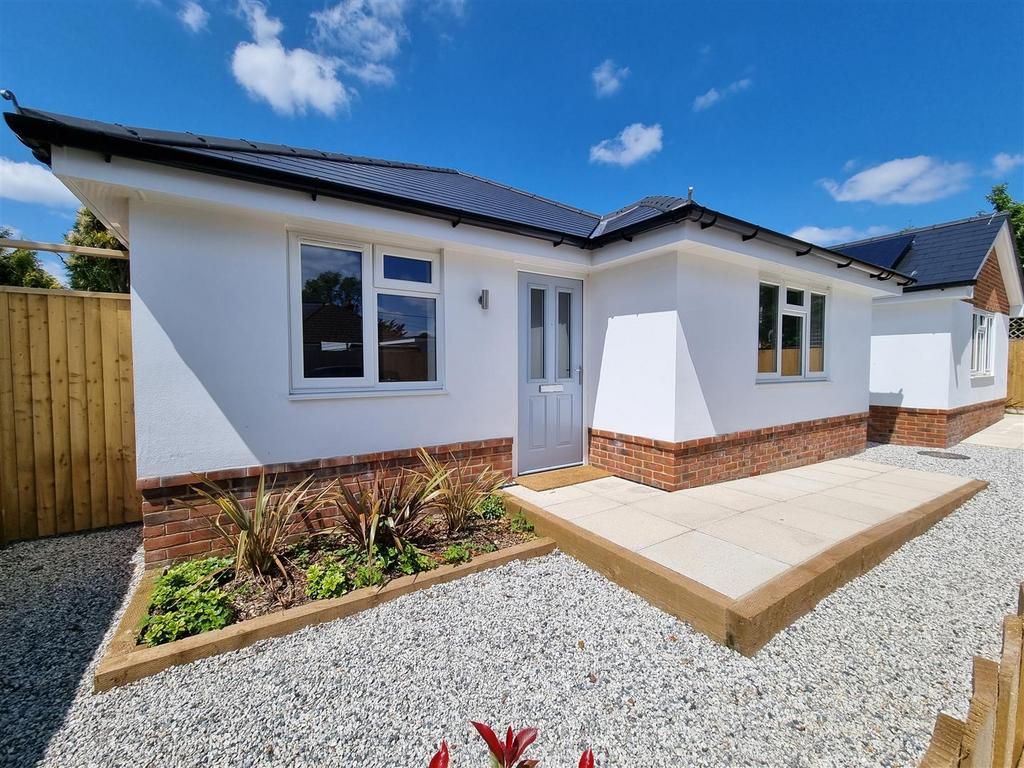 Eastfield Lane, Ringwood BH24 3 bed detached bungalow for sale £425,000