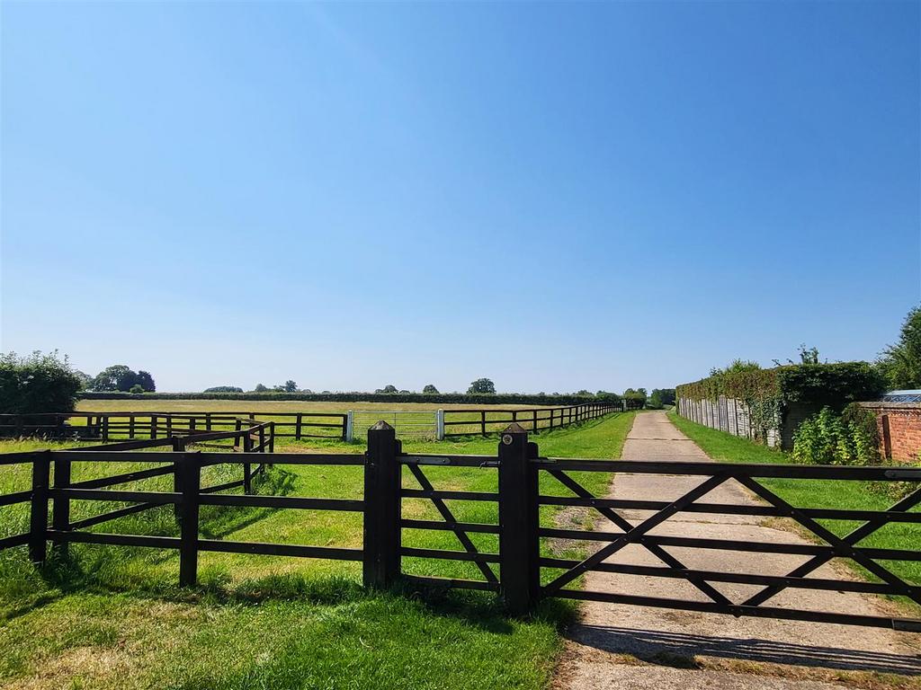 Arches hall stud