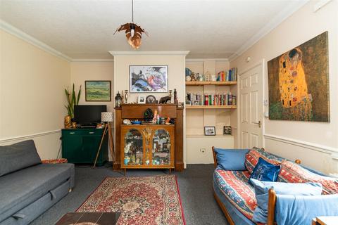 2 bedroom flat for sale, Ovington Grove, Fenham, Newcastle Upon Tyne