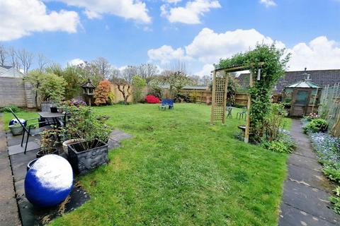 17 Fairway, Tiverton, EX16 4NF