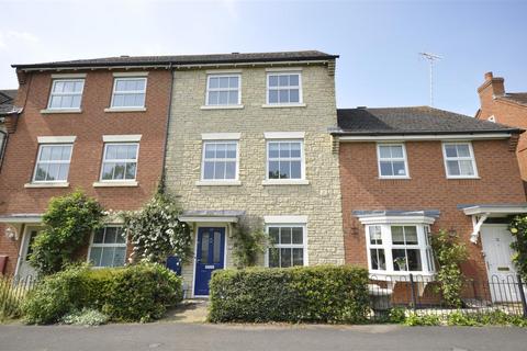 4 bedroom terraced house to rent, Beecham Road, Shipston-On-Stour