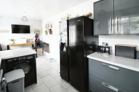 2 bedroom end of terrace house for sale, Neasden Close, Hull