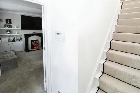 2 bedroom end of terrace house for sale, Neasden Close, Hull