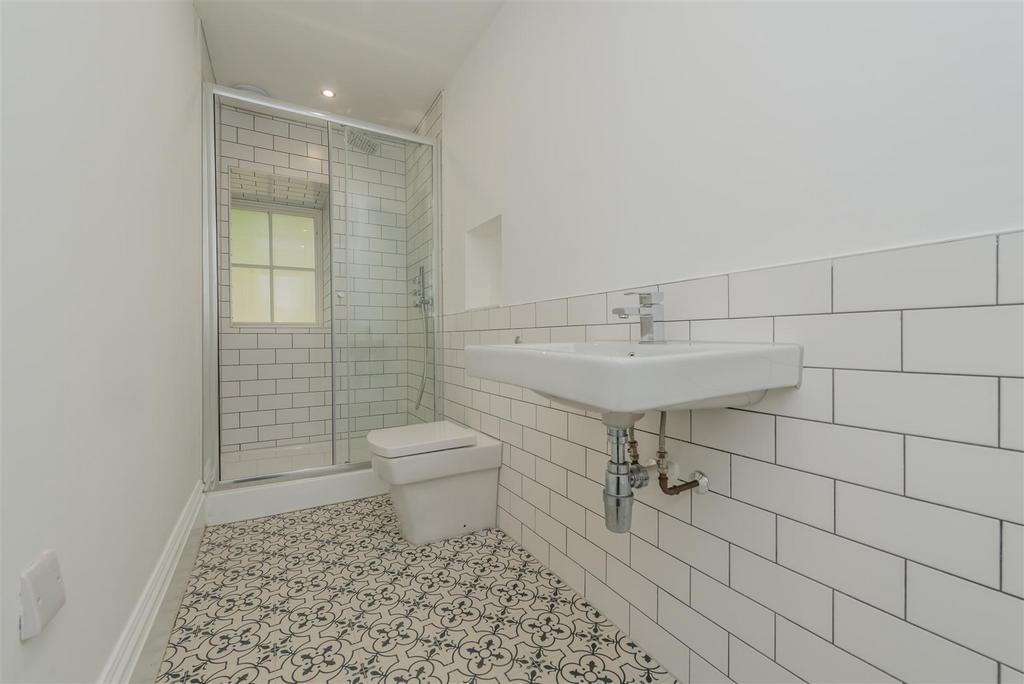 En-suite Shower Room / WC: