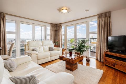 2 bedroom penthouse for sale, Orchard Plaza, High Street, Poole