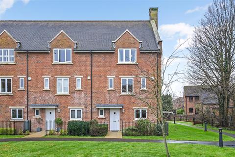 4 bedroom end of terrace house for sale, St. Agnes Place, Chichester