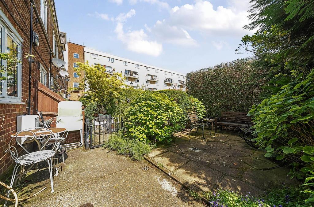 Moreton House, Bermondsey, SE16 3 bed flat for sale £500,000