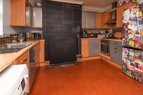 26 Redhill Avenue, Wombourne, Wolverhampton, WV5 0HF