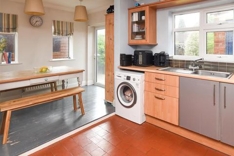 26 Redhill Avenue, Wombourne, Wolverhampton, WV5 0HF