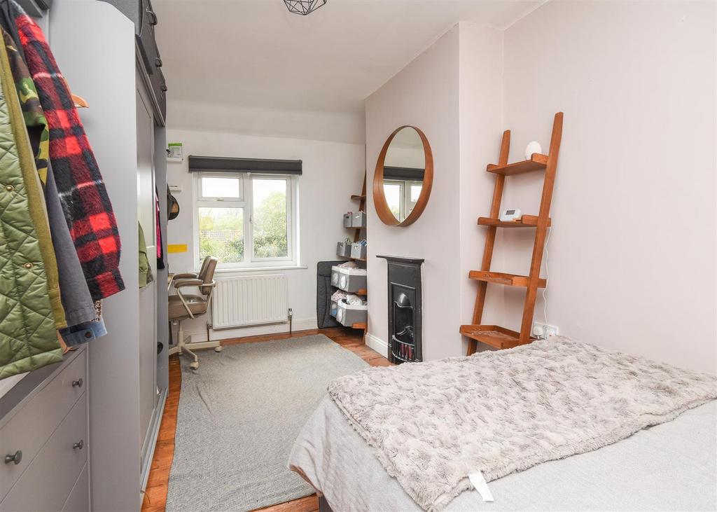 26 Redhill Avenue - Bedroom 1 (2).jpg