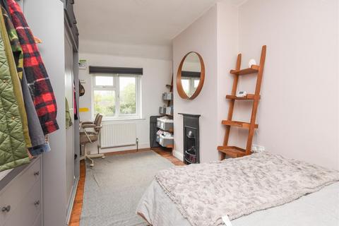 26 Redhill Avenue, Wombourne, Wolverhampton, WV5 0HF