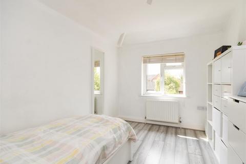 26 Redhill Avenue, Wombourne, Wolverhampton, WV5 0HF