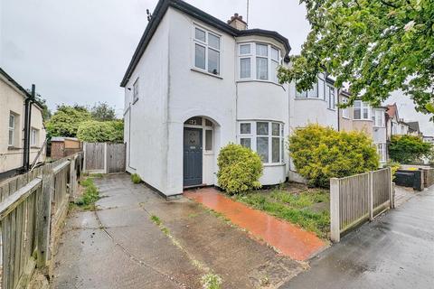 3 bedroom end of terrace house to rent, Hildaville Drive, Westcliff-On-Sea