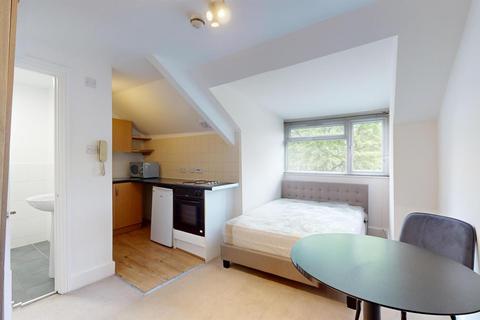 Studio to rent, Russell Road, London W14