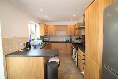 3 bedroom semi-detached house to rent, Boundstone Close, Farnham GU10